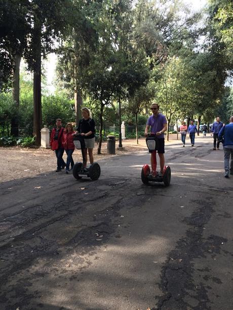 Quasi peggio dei risciò del Colosseo: Villa Borghese brutalizzata dai noleggiatori di mezzi elettrici