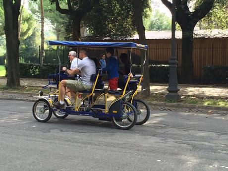 Quasi peggio dei risciò del Colosseo: Villa Borghese brutalizzata dai noleggiatori di mezzi elettrici