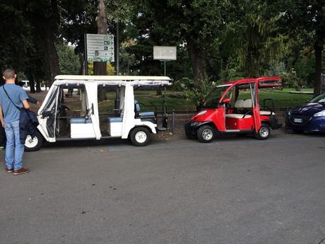 Quasi peggio dei risciò del Colosseo: Villa Borghese brutalizzata dai noleggiatori di mezzi elettrici