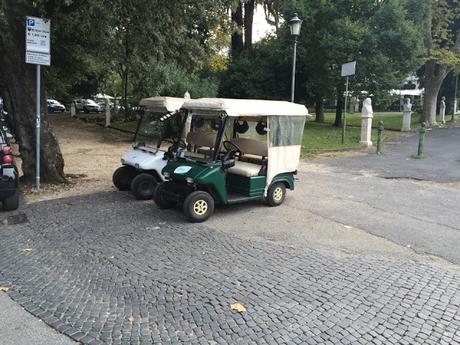 Quasi peggio dei risciò del Colosseo: Villa Borghese brutalizzata dai noleggiatori di mezzi elettrici