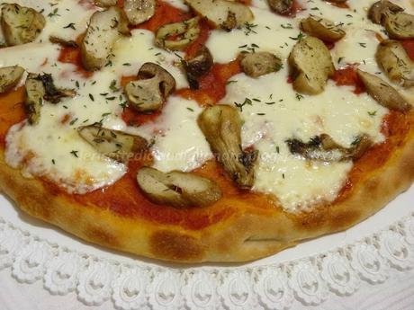 Pizza porcini, taleggio e profumo di timo