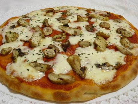 Pizza porcini, taleggio e profumo di timo