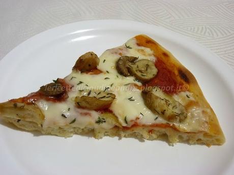 Pizza porcini, taleggio e profumo di timo