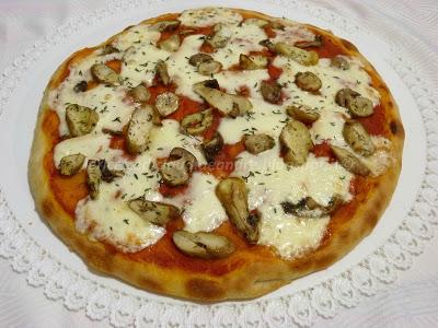 Pizza porcini, taleggio e profumo di timo