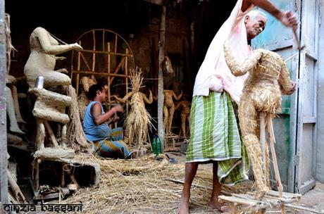Fasi preparatorie della realizzazione artigianale di statue di divinità indù a Calcutta. Foto di Cinzia Bassani