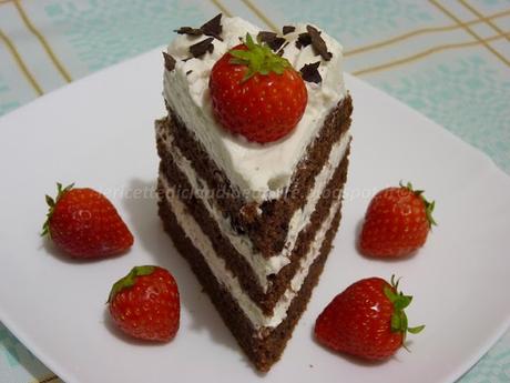 Torta al cacao con fragole e crema al mascarpone