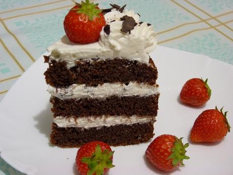 Torta al cacao con fragole e crema al mascarpone