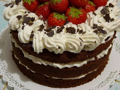 Torta al cacao con fragole e crema al mascarpone