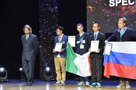 Pietro Benotto (I.I.S.S. “G. Vallauri” di Fossano, CN) impugna il tricolore sul podio di Kazan, Russia. Medaglia d'argento nella XX Olimpiade Internazionale di Astronomia.