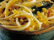 Bucatini sarde, uvetta pinoli.