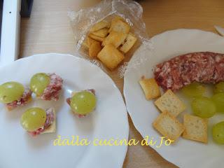 Snack aperitivo superveloce, uva e salsiccia