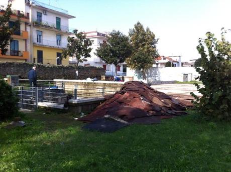 Studenti puliscono il parco abbandonato