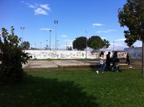 Studenti puliscono il parco abbandonato