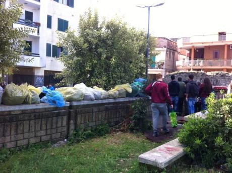 Acerra, studenti ripuliscono il parco degradato: cacciati dai vigili