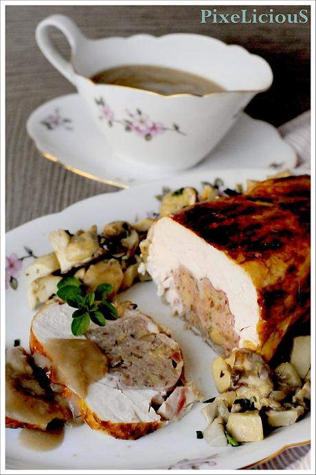 Pollo Ripieno di Salsiccia, Castagne, Origano e Pancetta con Porcini Trifolati e Gravy al Chianti