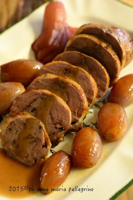 Torresano ripieno di agnello con marasche e cioccolato fondente, pere al vino, scalogni caramellati, sformatini di polenta di Storo e gravy al Sangue Morlacco. Per la sfida #51 dell'Mtchallenge