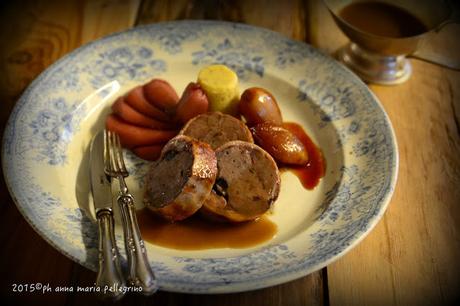 Torresano ripieno di agnello con marasche e cioccolato fondente, pere al vino, scalogni caramellati, sformatini di polenta di Storo e gravy al Sangue Morlacco. Per la sfida #51 dell'Mtchallenge