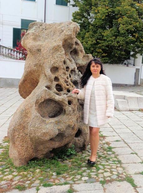 Una rara filosofa sarda accanto ad un lavoro di Nivola, Nuoro, pochi giorni fa. Sic.