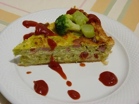 Torta salata con broccoli di avanzo, ricotta, wurstel e porri