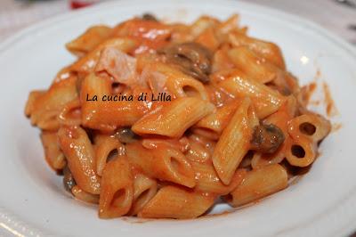 Primi: Pasta al sugo rosa con funghi e prosciutto