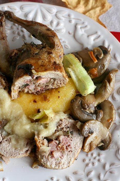 Quaglie farcite con pancetta e funghi su letto di polenta ...