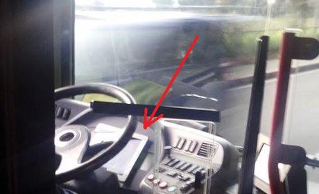 Video. L'autista Atac si guarda le partite su Sky Go sul tablet mentre guida il bus. Davvero eh!