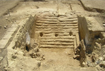 Archeologia. Scoperta in Etruria una piccola agorà  che univa il mondo dei vivi con quello dei morti: il tumulo della regina