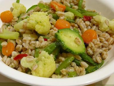 Insalata di orzo, piselli e lenticchie con verdure