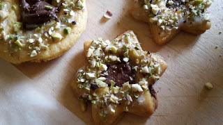 Frollini  speziati alla curcuma con nutella e granella di pistacchi