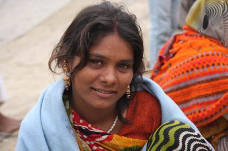 Ragazza hindu che assiste al Maha Kumbha Mela 2013. Foto di Marco Restelli