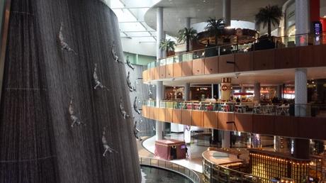 La sobria cascata del Dubai mall (foto di Patrick Colgan, 2015)