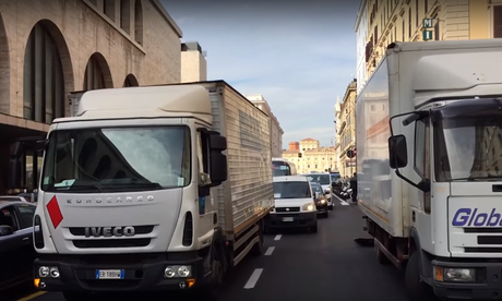 Video tutto da vedere. A Via Marsala c'è l'inferno, arriva la Municipale e rimprovera noi perché lo filmiamo