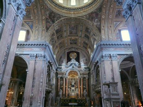 1200px-Interno_della_Chiesa_del_Gesù_Nuovo