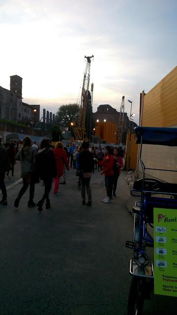 Tutte le mostruosità dell'area del Colosseo. Così la zona più famosa della città attende il Giubileo