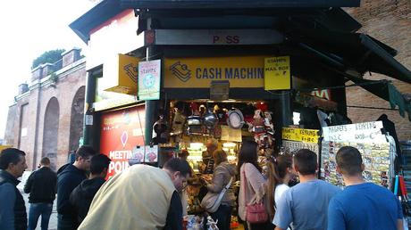 Tutte le mostruosità dell'area del Colosseo. Così la zona più famosa della città attende il Giubileo