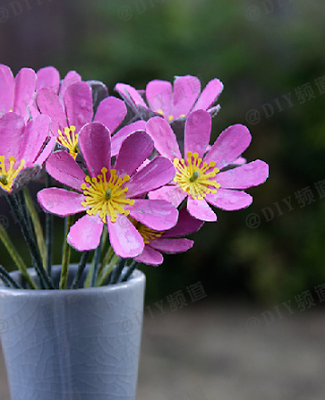 Come fare un mazzo di fiori con i cartoni della uova