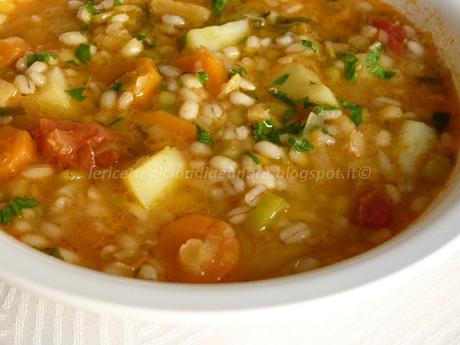 Zuppa di orzo, lenticchie e piselli con patate, porri e carote