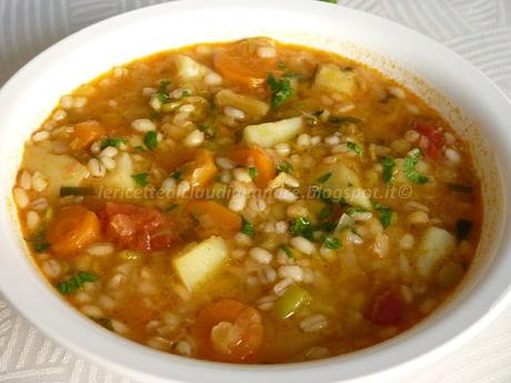 Zuppa di orzo, lenticchie e piselli con patate, porri e carote