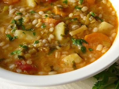 Zuppa di orzo, lenticchie e piselli con patate, porri e carote