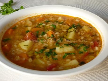 Zuppa di orzo, lenticchie e piselli con patate, porri e carote