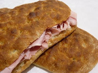 Focacce alla crusca farcite con prosciutto