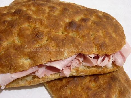 Focacce alla crusca farcite con prosciutto