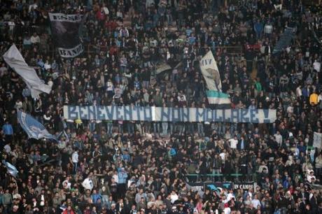 benevento non mollare striscione san paolo napoli