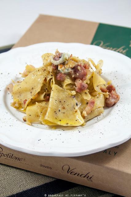 Pasta al cacao Venchi: maltagliati all'uovo con semi di cacao con gorgonzola, pancetta affumicata e noci