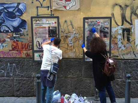 volontari pulizia bacheca informativa monumenti napoli