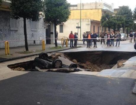 Afragola auto sprofinda in voragine