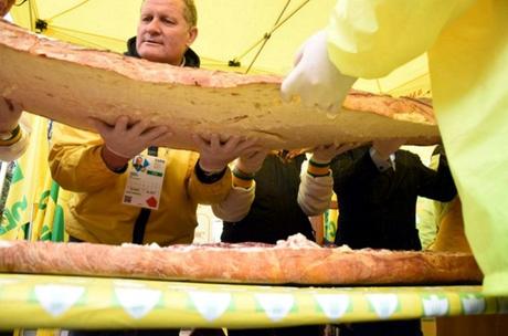 Dopo la stangata dell'OMS i carnivori rispondono con il panino più grande al mondo!