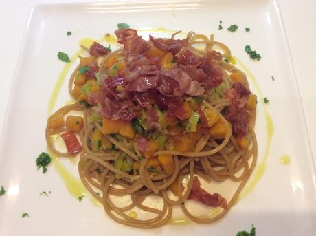 SPAGHETTI INTEGRALI CON ZUCCA PORRO E CRUDO CROCCANTE