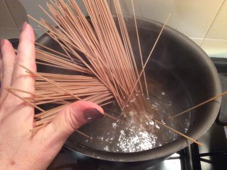 SPAGHETTI INTEGRALI CON ZUCCA PORRO E CRUDO CROCCANTE