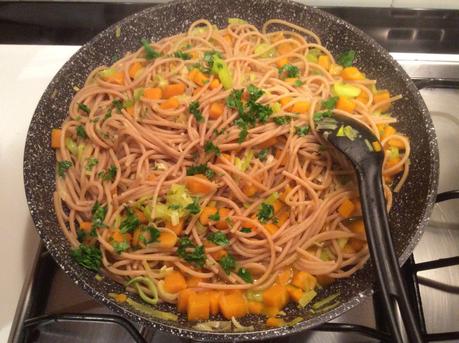 SPAGHETTI INTEGRALI CON ZUCCA PORRO E CRUDO CROCCANTE